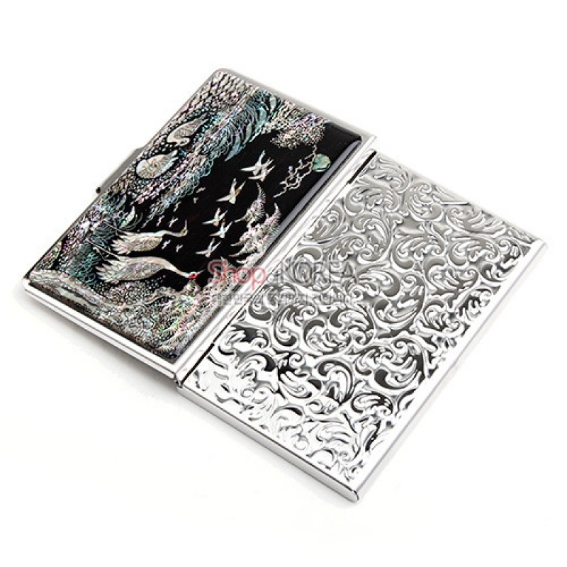 자개 상감 기법으로 흑색 바탕에 송학과 소나무 문양을 넣고, 은색 금속 표면에 화려한 식물문양을 양각한 명함집.