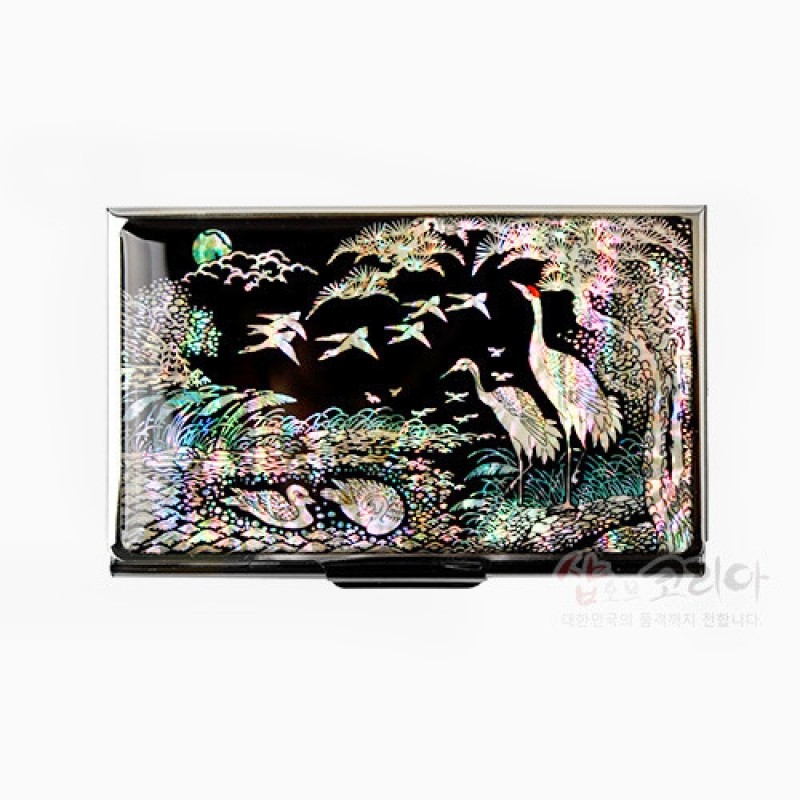 검은 바탕 위 자개 상감 기법으로 송학과 소나무, 물가 풍경을 섬세하게 표현한 금속 명함집.