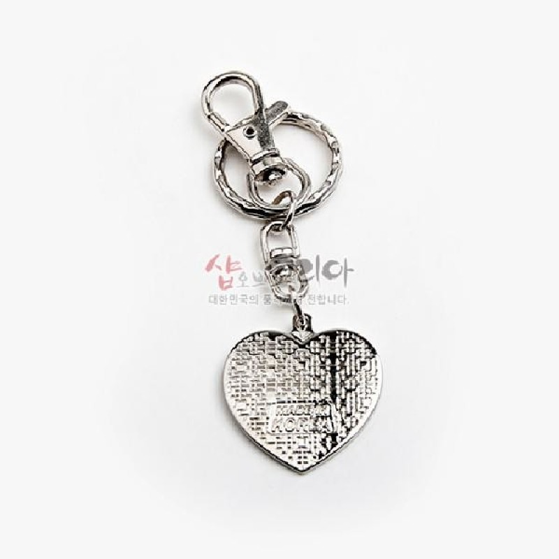 은색 금속 소재, 하트형 펜던트에 기하학 패턴 양각 장식이 돋보이는 열쇠고리.