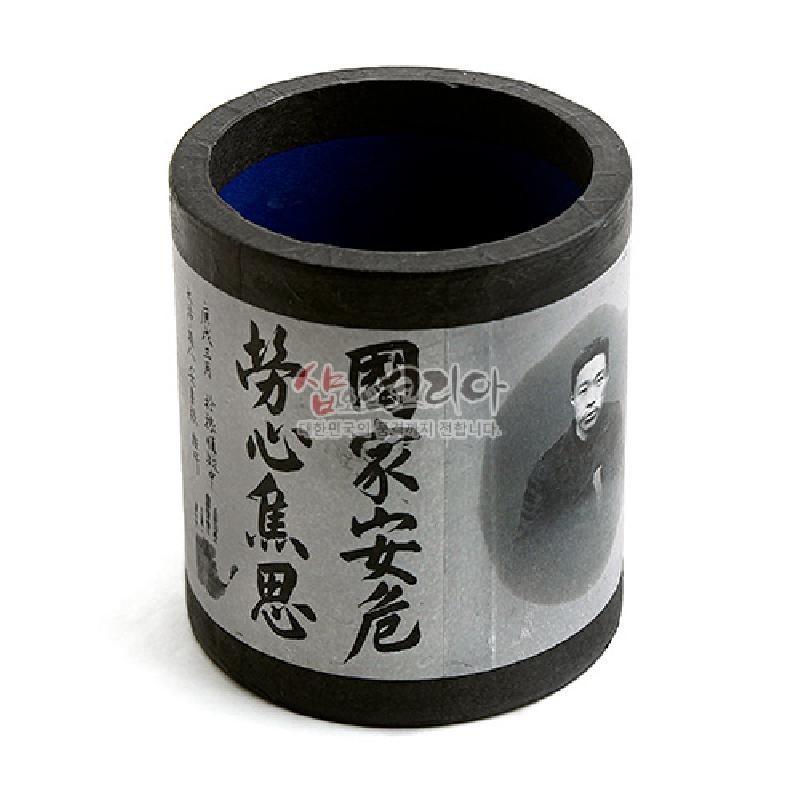 흑색 원통형 몸체에 흑백 사진과 붓글씨 서예 문양이 인쇄된 종이 장식 펜꽂이. 흑색 원통형 몸체에 흑백 사진과 붓글씨 서예 문양이 인쇄된 종이 장식 펜꽂이.