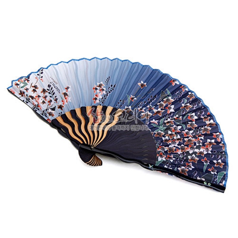 남색과 하늘색 그라데이션 천에 꽃과 잎사귀 문양이 인쇄된 접이식 부채, 나뭇결이 드러난 살대로 구성된 디자인.