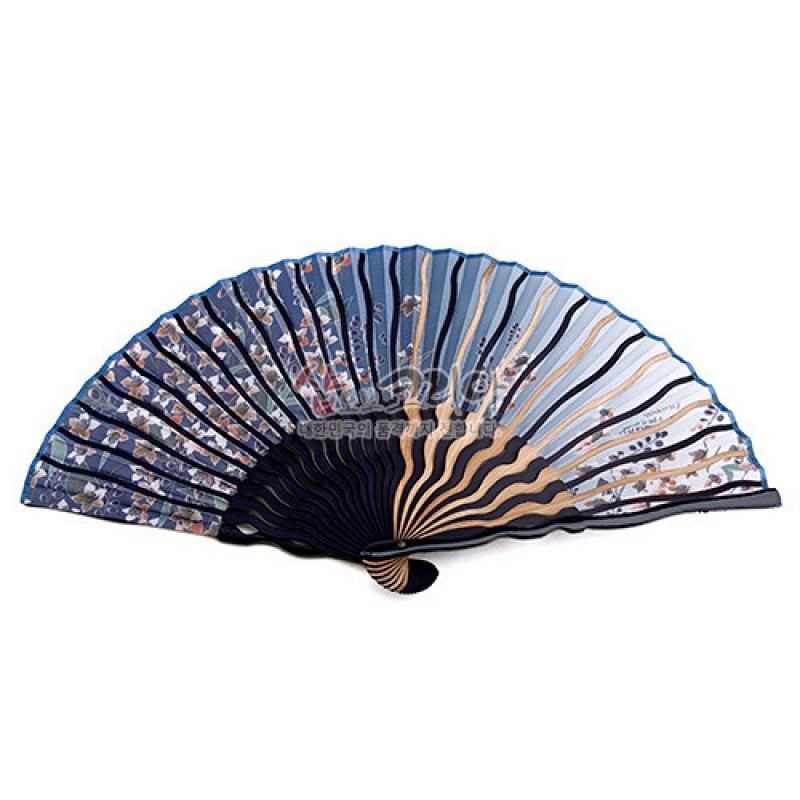 남색과 연청색이 그라데이션을 이루는 천 재질에 섬세한 꽃무늬 인쇄가 더해진 접선형 부채.