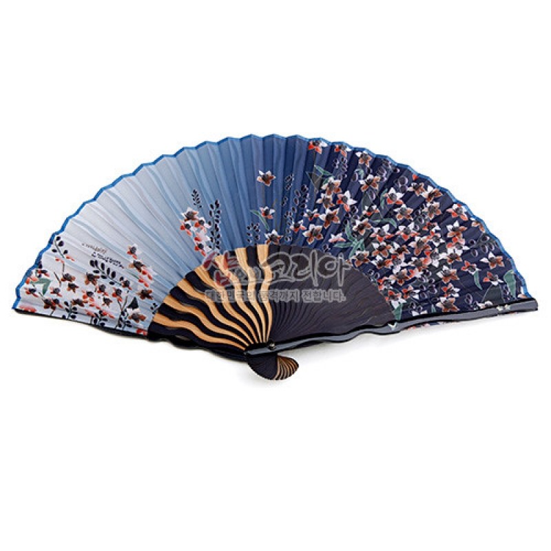 남색과 그라데이션 배경 위에 섬세한 꽃무늬가 인쇄된 패브릭 부채, 나뭇결 느낌 살린 살대 장식이 특징인 전통 접선.