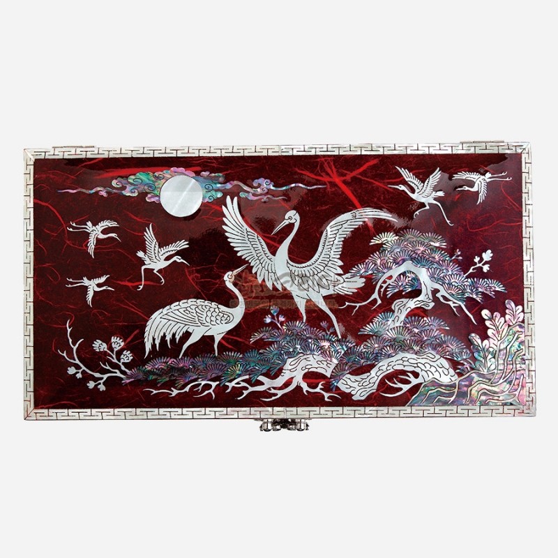 붉은 옻칠 바탕에 자개 상감으로 학과 소나무, 구름과 달 문양을 표현한 직사각형 보석함.