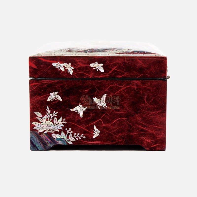 적색 한지 배경 위에 자개 상감으로 나비와 꽃 문양을 장식한 사각형 보석함.