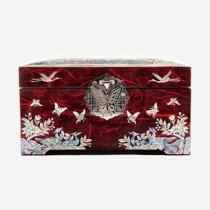적색 옻칠 바탕에 송학과 나비, 꽃 문양 자개 상감이 들어간 금속 잠금장식 보석함.