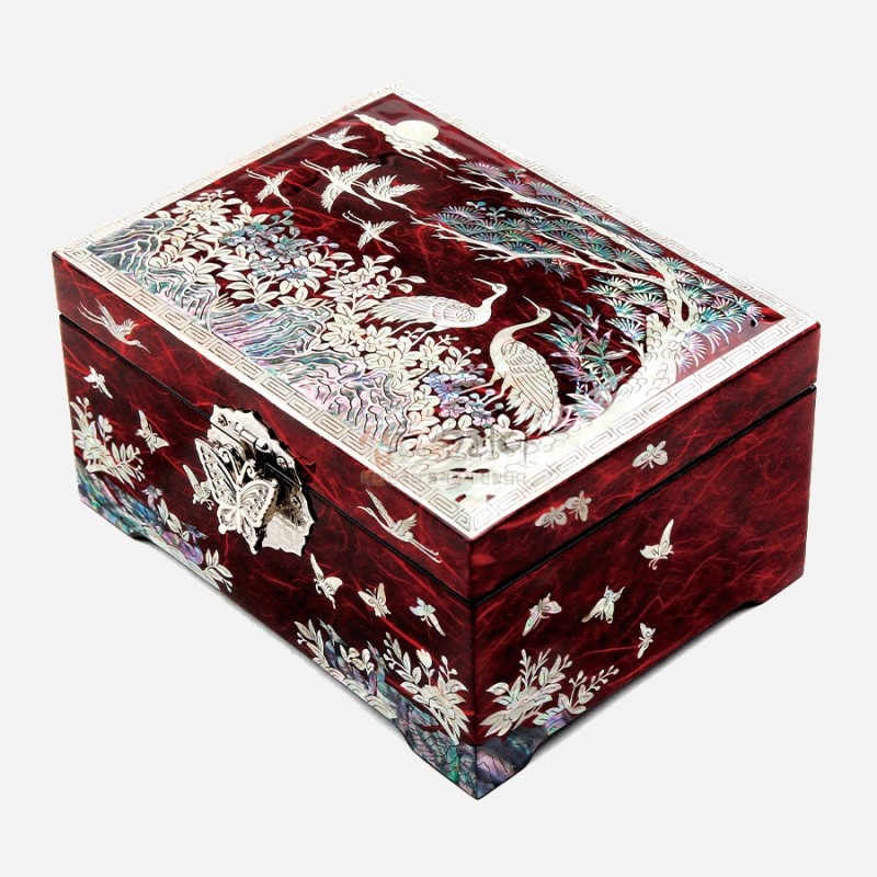 적색 옻칠 바탕 위에 자개 상감으로 송학과 소나무, 달과 구름 문양을 정교하게 표현한 보석함.