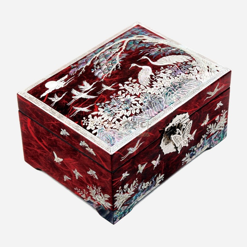 적색 옻칠 바탕에 자개 상감 기법으로 송학과 매화, 나비 문양을 정교하게 표현한 직사각 보석함.