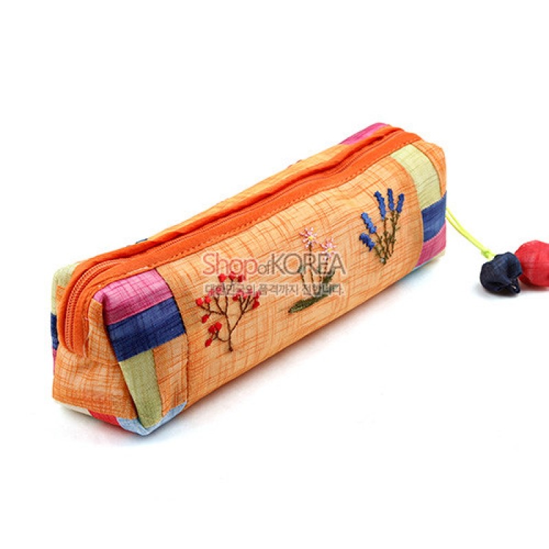 노란 모시 천 위에 꽃자수와 색동 조각 배색이 더해진 사각형 필통형 파우치. 노란 모시 천 위에 꽃자수와 색동 조각 배색이 더해진 사각형 필통형 파우치.