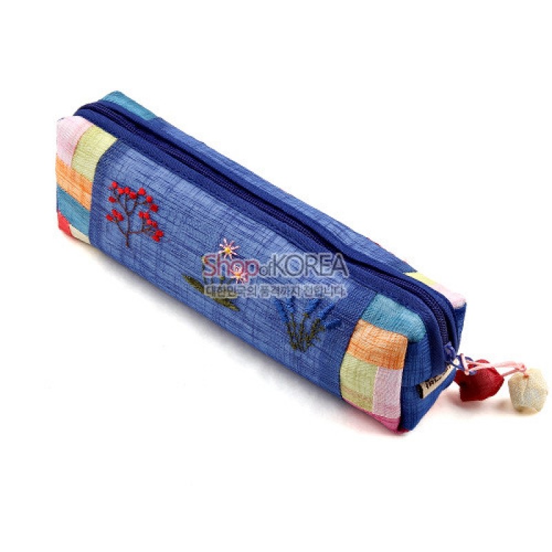 청색 모시 천에 꽃자수와 컬러풀 단청풍 조각 천 장식, 매듭 달린 지퍼 여밈의 필통 청색 모시 천에 꽃자수와 컬러풀 단청풍 조각 천 장식, 매듭 달린 지퍼 여밈의 필통