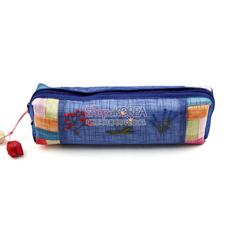 청색 모시 원단에 꽃자수와 식물 문양을 놓고 양쪽에 다색 조각보 배색이 더해진 필통. 청색 모시 원단에 꽃자수와 식물 문양을 놓고 양쪽에 다색 조각보 배색이 더해진 필통.