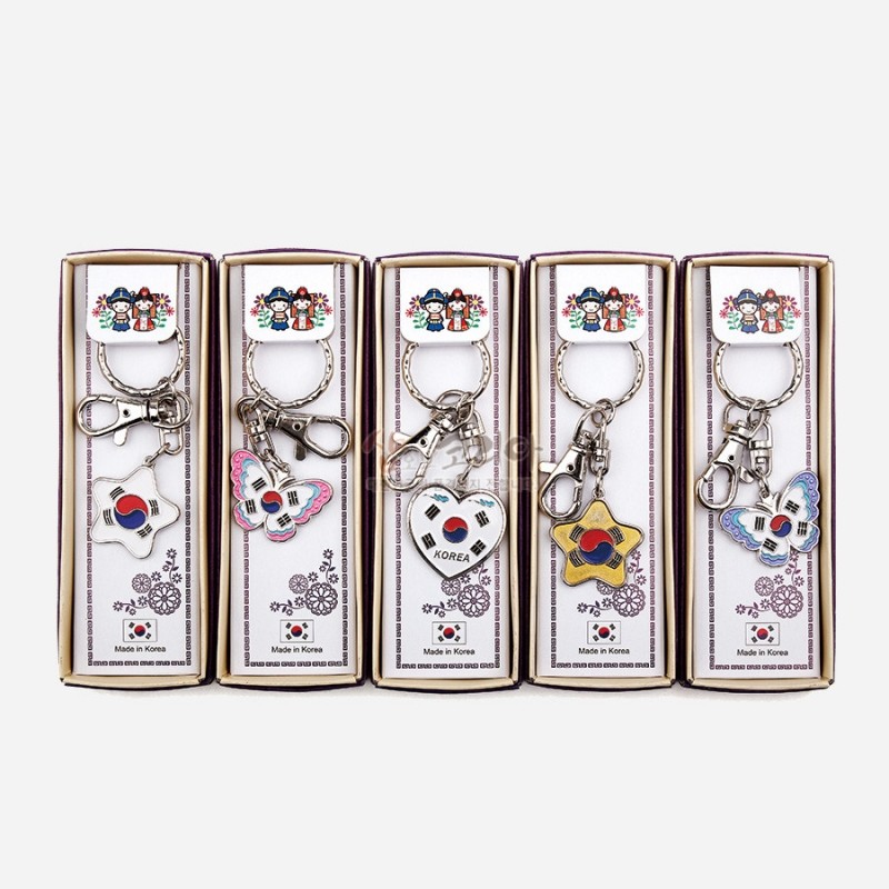 금속 재질에 태극기 문양을 입힌 꽃, 나비, 하트, 별 형태 열쇠고리 5종 세트.