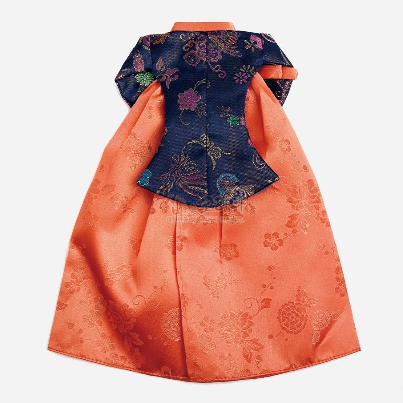 주홍색 비단 치마 위에 남색 비단 당의가 더해진 와인 커버, 꽃과 봉황 문양 자수 짜임이 특징인 전통 한복형 장식. 주홍색 비단 치마 위에 남색 비단 당의가 더해진 와인 커버, 꽃과 봉황 문양 자수 짜임이 특징인 전통 한복형 장식.