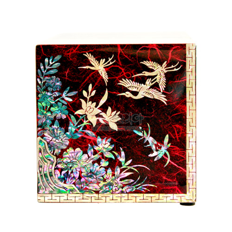 적색 옻칠 바탕에 자개 상감으로 송학과 연꽃, 화초 문양을 넣고 기하학 테두리를 둘린 한지 쌍합.