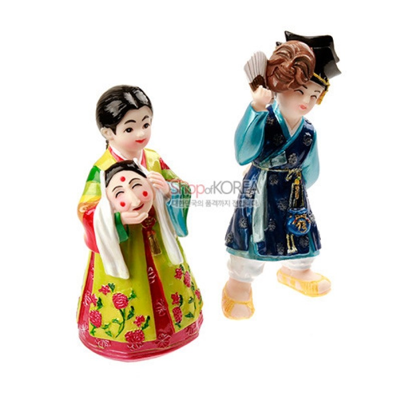 채색 레진 재질로 제작된 남녀 탈춤 인형, 한복의 꽃무늬와 선명한 원색 배색, 탈과 부채 소품 표현이 특징인 민속 장식품. 채색 레진 재질로 제작된 남녀 탈춤 인형, 한복의 꽃무늬와 선명한 원색 배색, 탈과 부채 소품 표현이 특징인 민속 장식품.