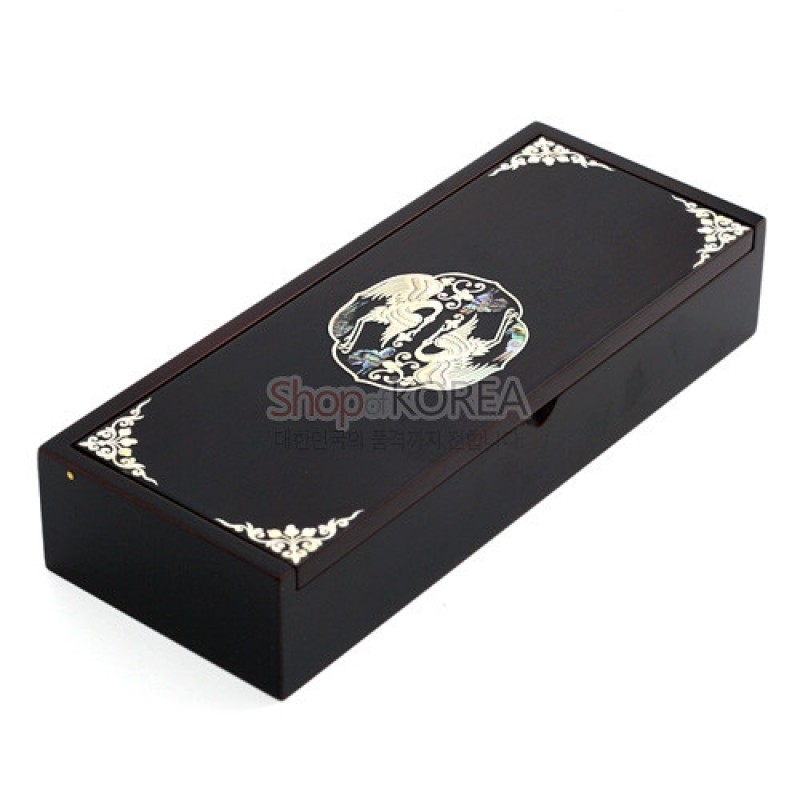 흑색 옻칠 마감 위에 자개 상감 쌍학 원형 문양과 모서리 장식을 더한 직사각형 자동함.