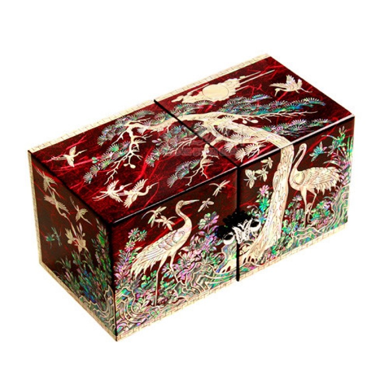 붉은 옻칠 바탕에 자개 상감으로 송학과 소나무, 꽃문양을 정교하게 표현한 직사각 한지 쌍합.