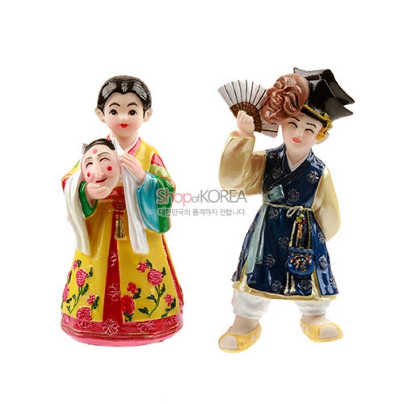 채색 레진 재질로 제작된 탈춤 인형 세트, 꽃문양 한복과 부채·탈 장식이 돋보이는 전통 복식 조형.