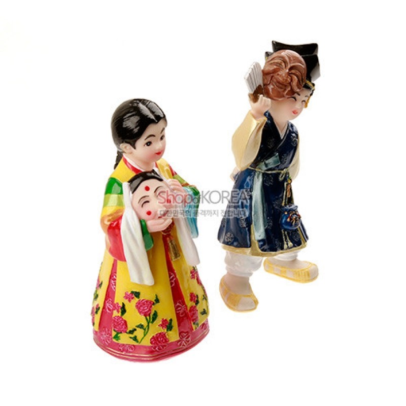 채색 레진으로 제작된 탈춤 남녀 민속인형 세트, 꽃문양 한복과 선명한 노랑·남색 대비 색채가 특징인 장식 인형. 채색 레진으로 제작된 탈춤 남녀 민속인형 세트, 꽃문양 한복과 선명한 노랑·남색 대비 색채가 특징인 장식 인형.