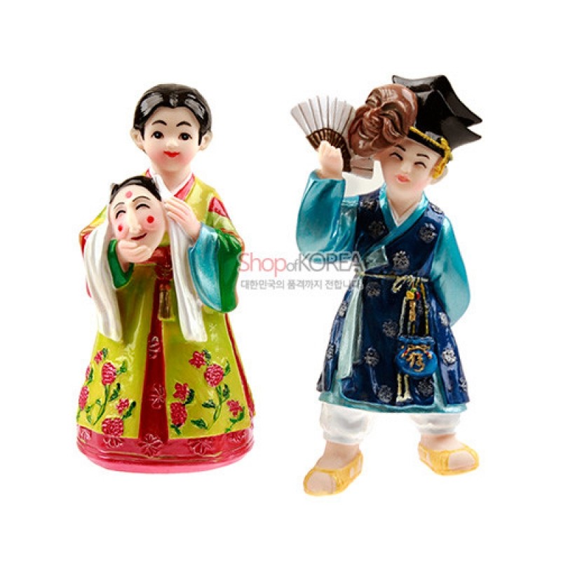 채색 도자 재질로 제작된 탈춤 남녀 인형 세트, 화려한 한복의 꽃무늬와 부채·탈 장식이 돋보이는 전통 민속 인형.