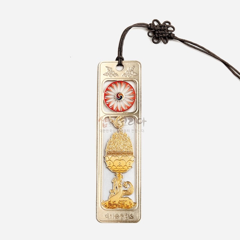 금속 재질에 금장 기법으로 표현한 백제 금동대향로와 태극 문양이 조합된 직사각형 책갈피, 매듭 장식 끈이 달린 디자인.