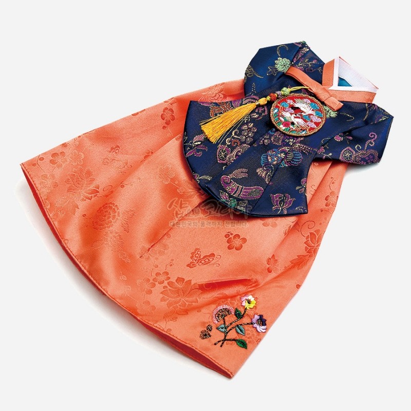 주홍색 비단에 꽃과 나비 문양이 짜인 치마, 청색 비단 당의에 자수 문양과 노란 술 노리개 장식의 와인 커버. 주홍색 비단에 꽃과 나비 문양이 짜인 치마, 청색 비단 당의에 자수 문양과 노란 술 노리개 장식의 와인 커버.