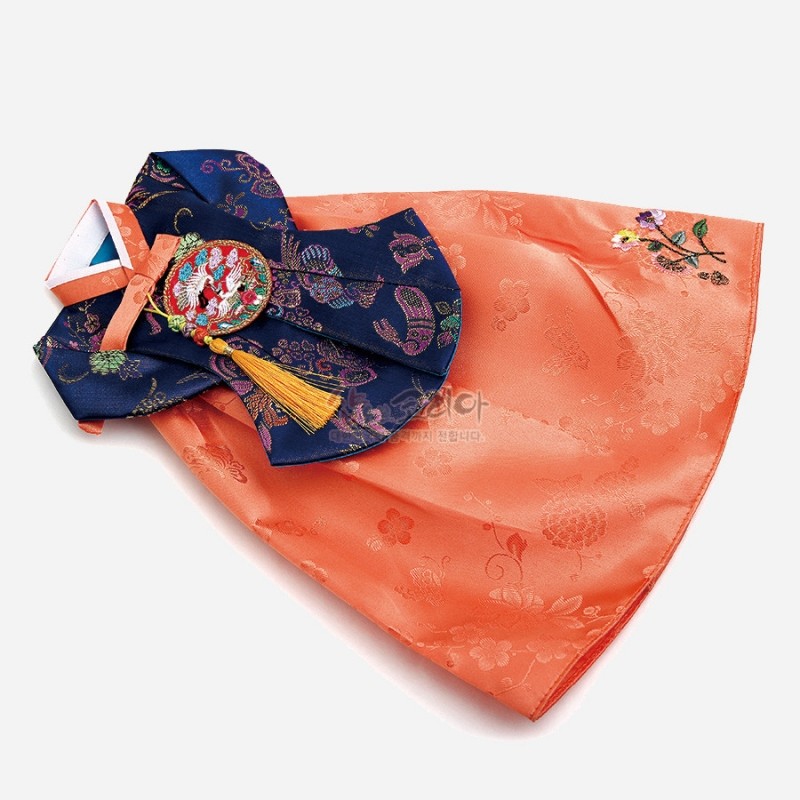 주홍색 비단 치마와 남색 비단 당의 상의로 구성된 한복 형태 와인 커버, 꽃문양 자수와 수놓은 노리개 장식이 특징인 장식용 커버. 주홍색 비단 치마와 남색 비단 당의 상의로 구성된 한복 형태 와인 커버, 꽃문양 자수와 수놓은 노리개 장식이 특징인 장식용 커버.