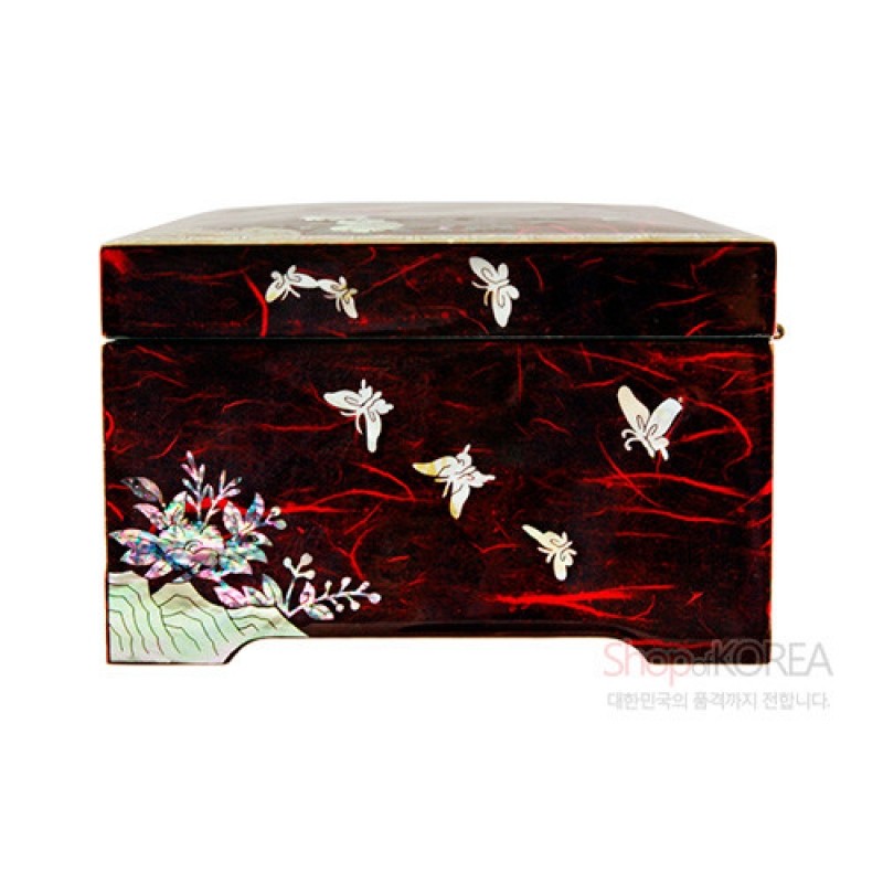 붉은 옻칠 바탕에 자개 상감으로 공작과 나비, 꽃문양을 장식한 사각 보석함. 붉은 옻칠 바탕에 자개 상감으로 공작과 나비, 꽃문양을 장식한 사각 보석함.