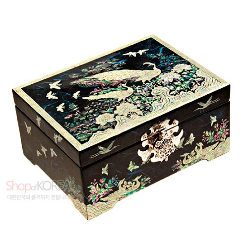 청색 옻칠 바탕에 자개 상감으로 공작과 꽃, 나비 문양을 정교하게 표현한 사각 보석함.