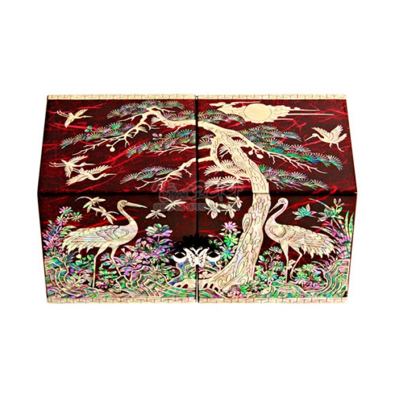 붉은 옻칠 바탕에 자개 상감 기법으로 송학과 소나무, 꽃문양을 섬세하게 표현한 전통 한지 쌍합.