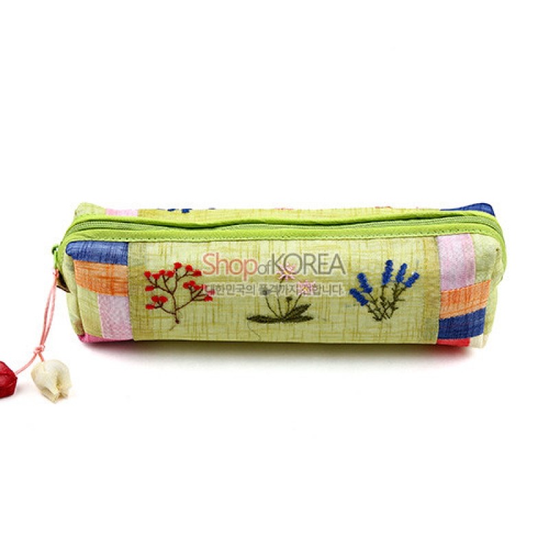 연두색 모시 천에 꽃자수 문양을 놓고, 양 끝을 조각보 스타일 배색으로 마감한 지퍼 필통. 연두색 모시 천에 꽃자수 문양을 놓고, 양 끝을 조각보 스타일 배색으로 마감한 지퍼 필통.