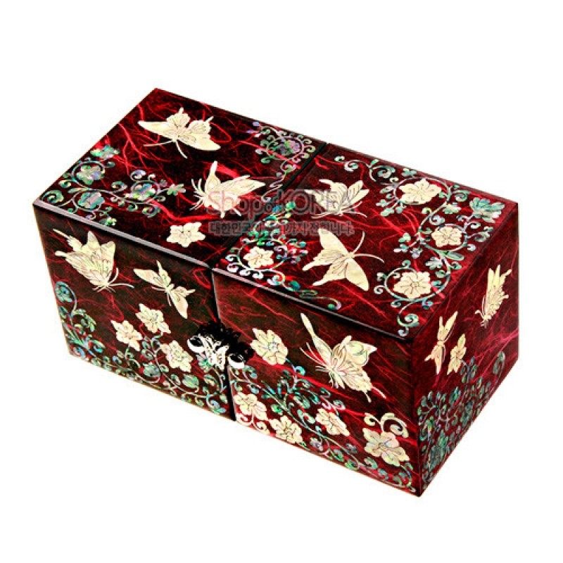 적색 한지 바탕 위 자개 상감으로 표현된 당초무늬와 나비 문양, 금속 장식을 더한 쌍합 보석함.