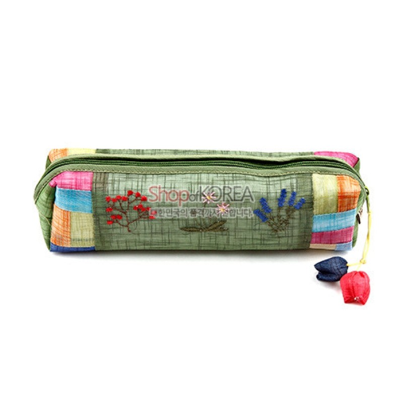 녹색 모시 원단에 붉은·푸른 꽃자수와 색동 조각 장식, 매듭 장식 달린 지퍼형 필통.