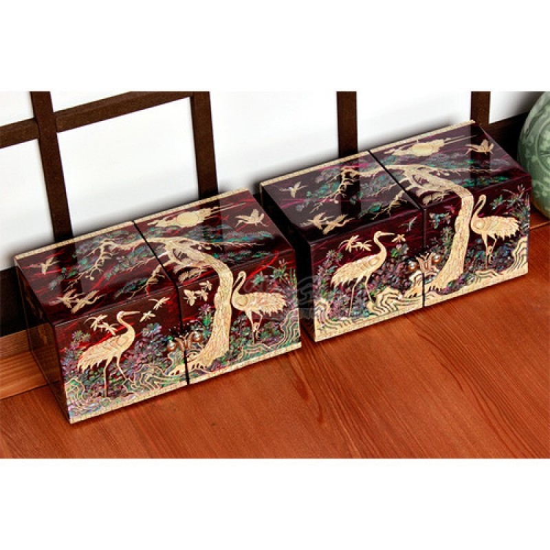 적색 옻칠 위에 자개 상감 기법으로 송학과 소나무, 구름 문양을 정교하게 표현한 전통 한지쌍합.