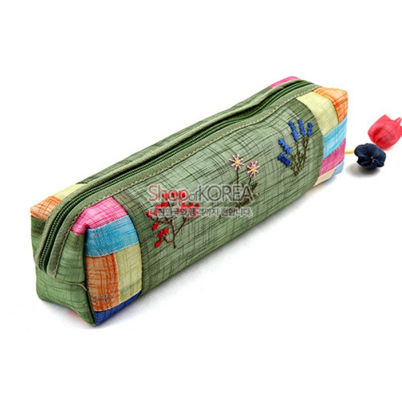 연두색 모시 원단에 섬세한 꽃자수와 옆면 오방색 배색 패치워크가 더해진 지퍼형 필통. 연두색 모시 원단에 섬세한 꽃자수와 옆면 오방색 배색 패치워크가 더해진 지퍼형 필통.