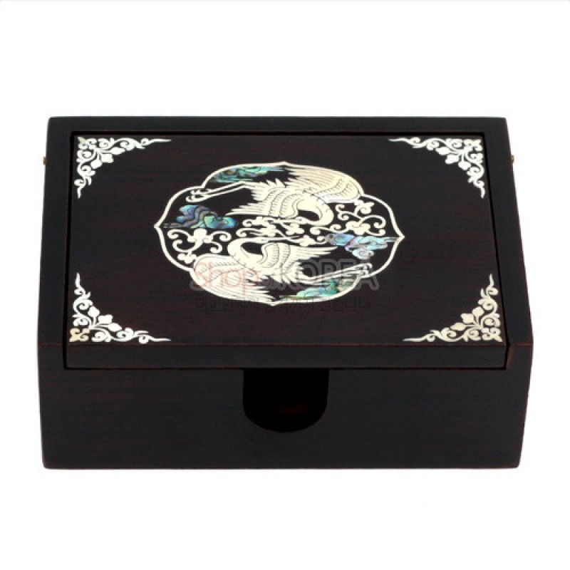 짙은 갈색 옻칠 위에 자개 상감 기법으로 쌍학과 구름무늬를 장식한 직사각형 자동함.