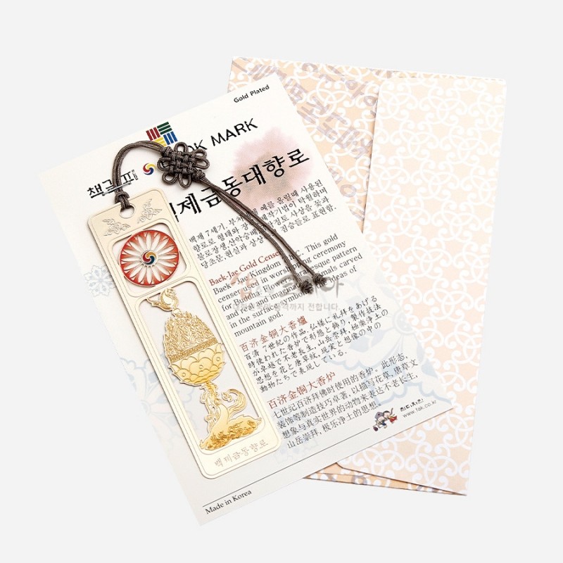 금속 재질에 금장된 백제 금동대향로 문양과 회오리형 원형 장식, 전통 매듭끈이 더해진 책갈피.