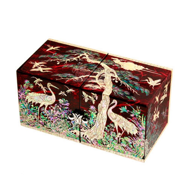 붉은 바탕 옻칠 위에 자개 상감 기법으로 송학과 소나무, 구름과 해 문양을 섬세하게 표현한 전통 한지쌍합.