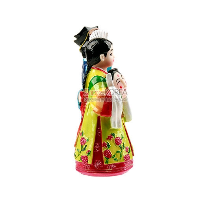 알록달록한 한복과 꽃무늬 채색이 특징인 도자 재질 탈춤 민속인형 장식품. 알록달록한 한복과 꽃무늬 채색이 특징인 도자 재질 탈춤 민속인형 장식품.