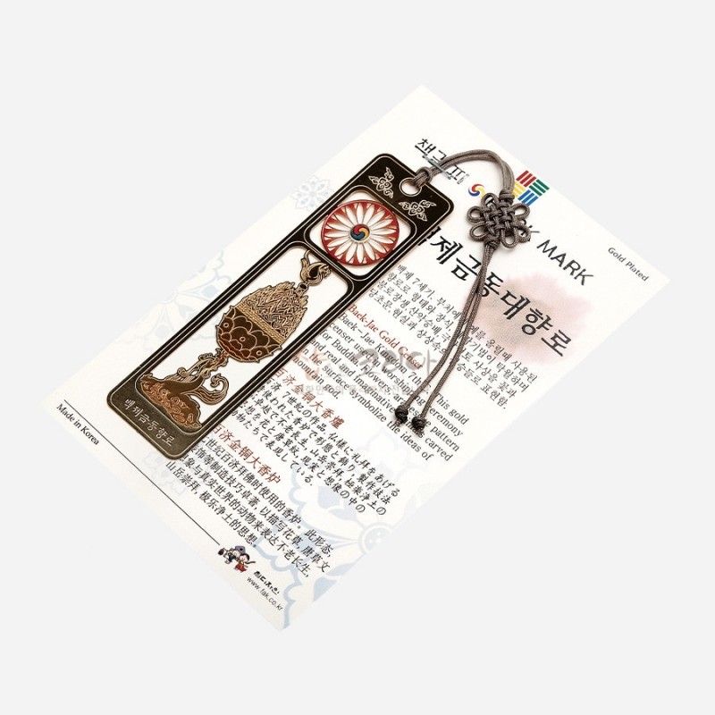 금속 재질에 금장 기법을 사용하고, 백제 금동대향로 형상과 적백색 연꽃 문양, 매듭 장식 끈이 어우러진 책갈피.