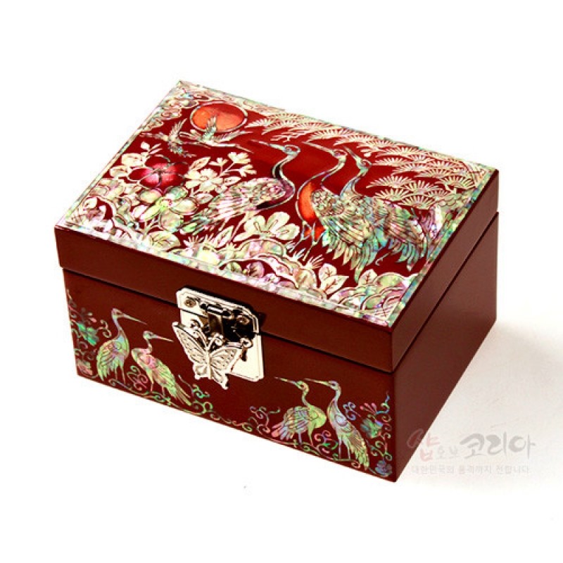 붉은 옻칠 바탕 위 자개 상감으로 송학과 소나무, 해무리 문양을 장식한 직사각형 보석함.
