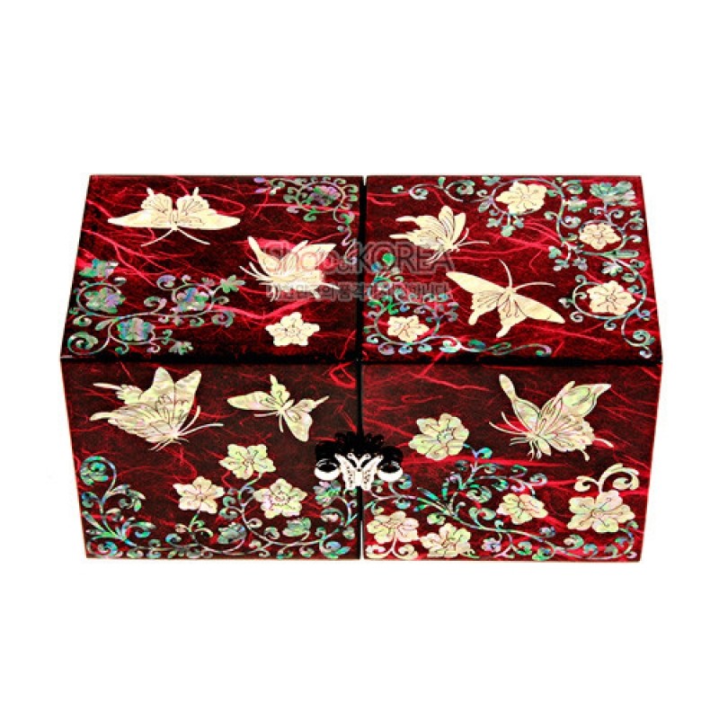 적색 한지 바탕 위에 자개 상감으로 표현한 당초넝쿨과 나비 문양이 화려한 쌍합 보관함.