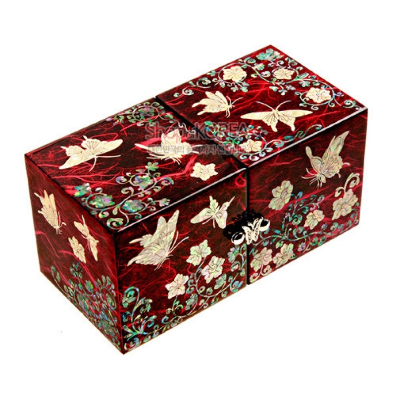 붉은 옻칠 바탕 위 자개 상감으로 표현한 당초넝쿨과 나비 문양이 화려한 쌍합 보석함.