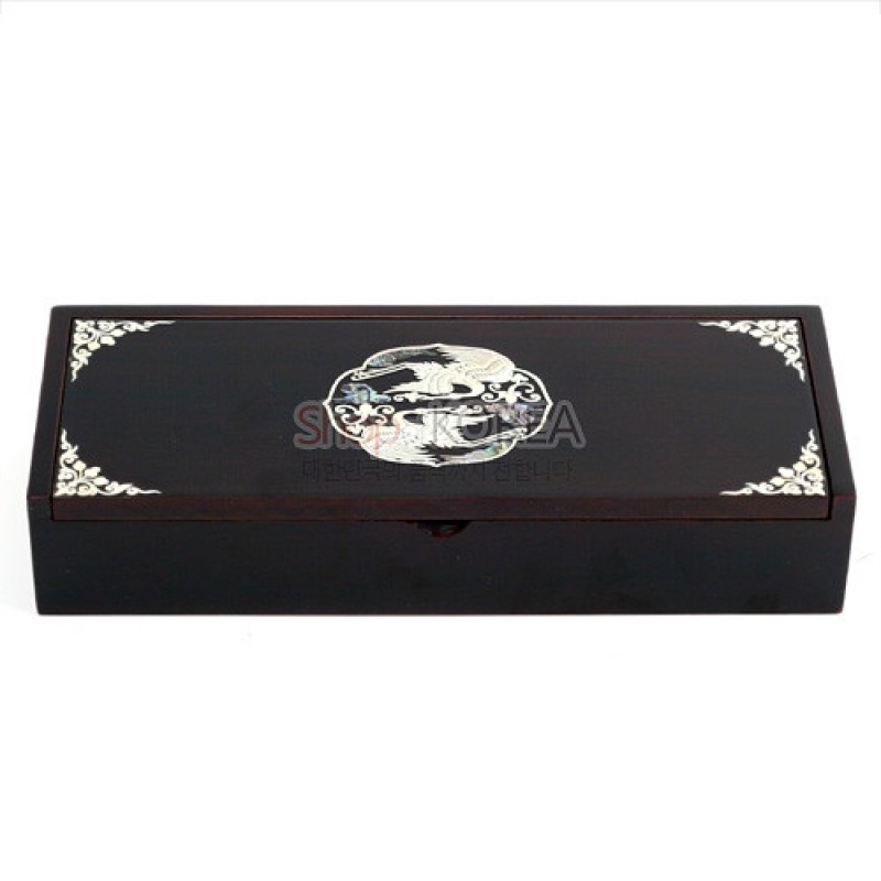 짙은 옻칠 바탕 위에 자개 상감 기법으로 쌍학과 모서리 초화문을 장식한 직사각형 함.