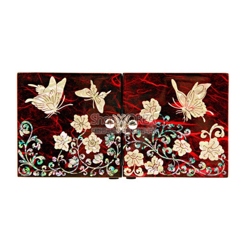 붉은 한지 배경 위에 자개 상감으로 표현한 당초넝쿨과 나비, 꽃문양이 조화를 이룬 쌍합 형태의 공예품.