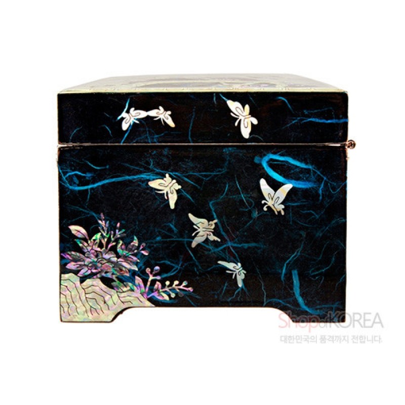청색 바탕 위에 자개 상감 기법으로 나비와 꽃무늬를 장식한 한지 보석함.