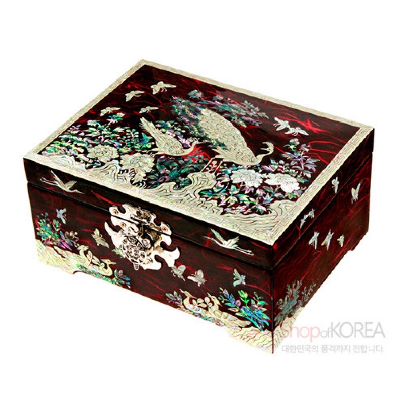 적색 옻칠 위에 공작과 연꽃, 나비를 자개 상감한 직사각형 보석함, 금속 잠금장식 포인트 장식. 적색 옻칠 위에 공작과 연꽃, 나비를 자개 상감한 직사각형 보석함, 금속 잠금장식 포인트 장식.