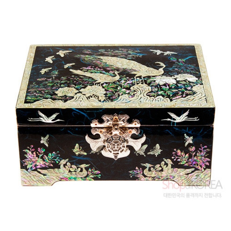 흑색 옻칠 바탕 위 자개 상감으로 공작·학·꽃 문양을 섬세하게 표현한 금속 장식 잠금장치 보석함.