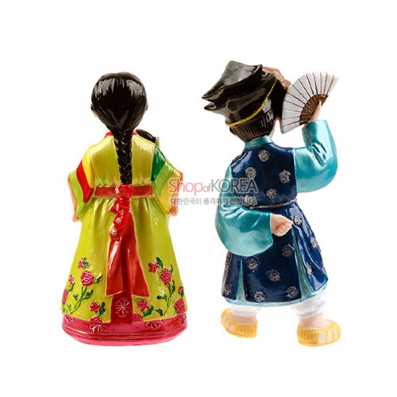 채색 레진으로 제작된 남녀 탈춤 인형, 화려한 한복 색채와 꽃 자수 문양, 부채 소품이 특징인 장식 인형. 채색 레진으로 제작된 남녀 탈춤 인형, 화려한 한복 색채와 꽃 자수 문양, 부채 소품이 특징인 장식 인형.