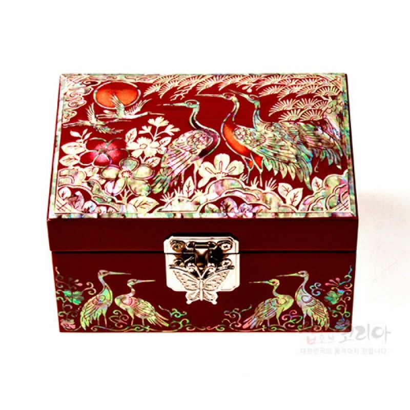 붉은 옻칠 바탕에 자개 상감으로 송학과 해, 꽃과 식물 문양을 섬세하게 표현한 직사각형 보석함.